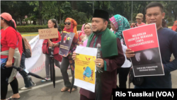 Para peserta pawai membawa poster-poster mendesak pengesahan RUU Penghapusan Kekerasan Seksual (RUU P-KS) di Jakarta, 8 Desember 2018. (Foto: iIustrasi). RUU P-KS mengatur secara spesifik sembilan bentuk kekerasan yang selama ini belum masuk di KUHP. (Foto: Rio Tuasikal/VOA)