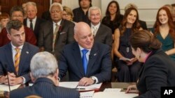 新西兰新任总理克里斯托弗·卢克森（Christopher Luxon，中）2023年11月27日宣誓就职。（美联社）