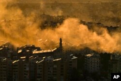 Asap mengepul dari lokasi serangan udara Israel di Dahiyeh, di pinggiran selatan Beirut, Lebanon, Kamis, 24 Oktober 2024. (Foto: AP)