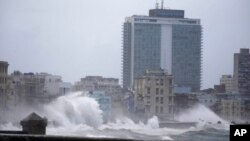 ខ្យល់​ព្យុះ​ក្នុង​ទីក្រុង​ឡាហាវ៉ាន ប្រទេស​គុយបា កាល​ពី​ថ្ងៃសៅរ៍ ទី​៩ ខែ​កញ្ញា។ មាន​សេចក្តី​រាយការណ៍​ថា មនុស្ស​២២​បាន​ស្លាប់​ដោយ​សារ​ព្យុះ នេះ។​