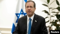 Presiden Israel Isaac Herzog meghadiri pertemuan dengan Menteri Luar Negeri AS Antony Blinken (tidak ada dalam foto) di Tel Aviv, pada 30 November 2023. (Foto: Saul Loeb/Pool via Reuters)