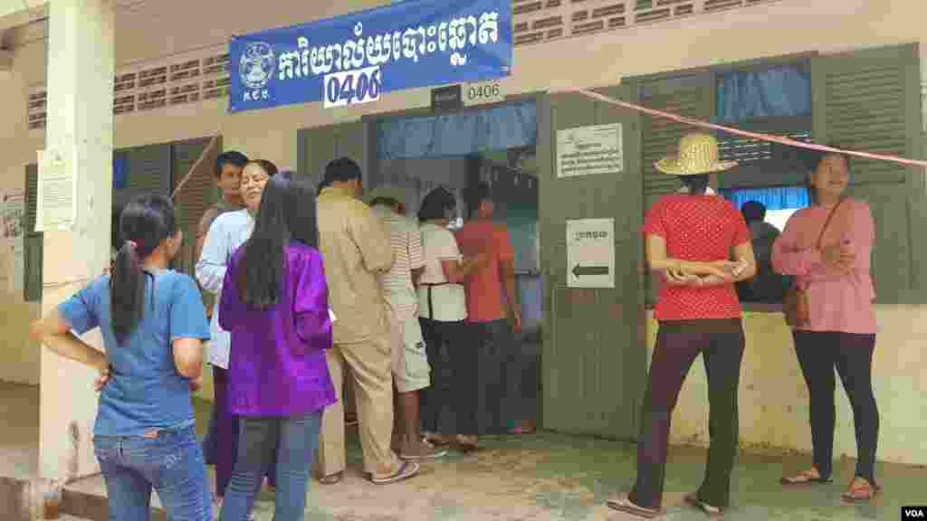 ប្រជាពលរដ្ឋ​នៅ​ភូមិ​ជ្រៃកោង សង្កាត់​ស្លាកែត ក្រុង​បាត់ដំបង ទៅ​បោះឆ្នោត ជ្រើសរើស​ក្រុមប្រឹក្សា​ឃុំ​សង្កាត់​នៅ​ការិយាល័យ​បោះឆ្នោត ក្នុង​សាលា​បឋមសិក្សា​ស្លាកែត នៅ​ថ្ងៃ​ទី៤ ខែ​មិថុនា ឆ្នាំ២០១៧។ (អ៊ិត សូធឿត/VOA)