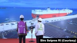 Presiden Jokowi didampingi Sekretaris Kabinet Pramono Anung menyaksikan secara virtual dari Istana Kepresidenan Bogor, Minggu (20/12) ekspor perdana 140 mobil dari Pelabuhan Patimban ke Brunei Darussalam (Foto: Coutesy/Biro Setpres)