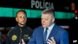 로베르트 피초(오른쪽) 슬로바키아 총리가 지난달 30일 헝가리 접경에서 기자회견하고 있다. (자료사진)