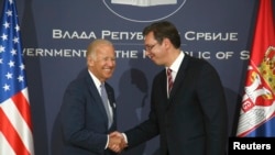 ARHIVA - Tadašnjeg potpredsednika SAD Džoa Bajdena u Beogradu 2016. godine dočekao tadašnji premijer Aleksandar Vučić (Rojters/Djordje Kojadinovic