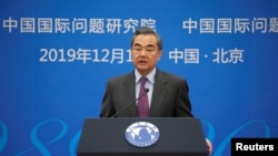 中国外长王毅在北京举行的2019年国际形势与中国外交研讨会上讲话。（2019年12月13日）