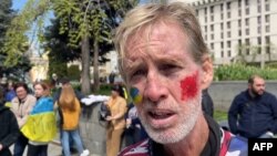 Fotografija napravljena od video snimka preuzetog sa AFPTV-a 16. septembra 2024. prikazuje Rajana Veslija Ruta tokom davanja izjave na mitingu u kome poziva strane lidere i međunarodne organizacije da pomognu u obezbeđivanju humanitarnih koridora za evakuaciju civila iz Ukrajine.