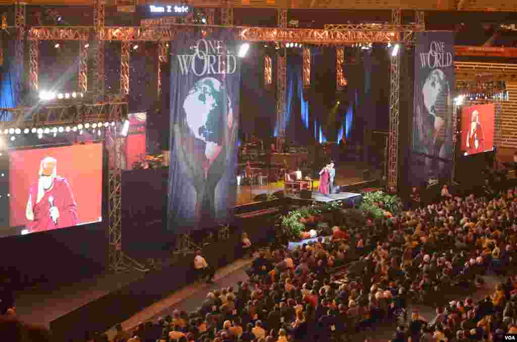 达赖喇嘛在纽约州锡拉丘兹大学参加“和平的共同土壤”讨论会