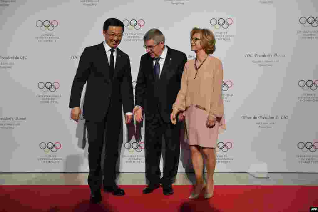 2018年2月8日平昌冬奥会开幕式前夕,在总统宴会上,国际奥委会主席托马斯·巴赫(中)和他的妻子克劳迪娅·巴赫与中国政治局常委韩正在平昌。