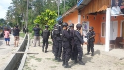 Anggota Brimob Polda Sulawesi Tengah, Sabtu, 7 November 2020, saat melakukan penyisiran di Kelurahan Mamboro, Palu Utara, Kota Palu Sulawesi Tengah, mencari keberadaan 2 DPO teroris MIT. (Foto: dok).