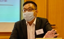 协助12名被扣押港人家属的民主党立法会议员涂谨申表示,民调结果反映港人对中国大陆制度有疑虑,他又批评港府没有主动要求移交12名港人,做法并非一视同仁 (美国之音/汤惠芸)