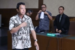 Mantan Ketua Umum Partai Persatuan Pembangunan (PPP) Romahurmuziy,usai menjalani sidang vonis terhadap dirinya di Pengadilan Tindak Pidana Korupsi, Senin, 20 Januari 2020. (Foto: VOA/Fathiyah)
