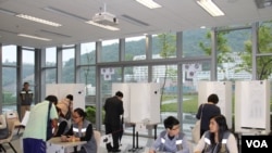 和平占中运动第三个商讨日在香港中文大学的会场(美国之音海彦拍摄)