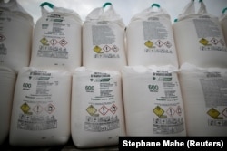 Kantong berisi pupuk amonium nitrat, 7 Oktober 2016. (Foto: REUTERS/Stephane Mahe)
