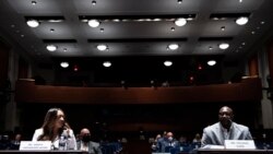 Anđela Andervud Džejkobs sluša Filoniza Flojda, brata Džordža Flojda, na pretresu o predloženim promenama policijske prakse i odgovornosti na Kapitol hilu 10. juna 2020.