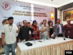 Para pembicara dalam acara diskusi "Reuni 212 Curi Start Kampanye, Bawaslu Harus Bangun Tidur" di Jakarta, Rabu (5/12). (VOA/Ghita).