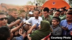 Presiden Joko Widodo menyalami para korban gempa di Lombok Utara, Nusa Tenggara Barat, Senin 13/8 (Courtesy: Setpres RI).