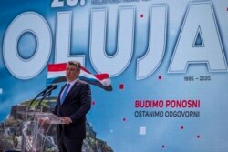 Predsednik Hrvatske Zoran Milanović obraća se okupljenim zvanicama i vojnom osobolju tokom proslave 25. godišnjice vojno-policijske akcije "Oluja", u Kninu, Hrvatska, 5. avgusta 2020. (Foto: AP, Darko Bandić)