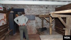 莫斯科古拉格博物馆复制的当年古拉格集中营牢房内部。（美国之音白桦拍摄）