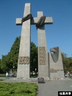 波兹南事件纪念碑 (图片来自: Radomil talk)