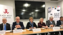 美国外交政策全国委员会代表团2019年12月2日在华盛顿东西中心发表访问东亚看法（美国之音锺辰芳拍摄）
