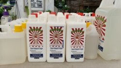 Penyanitasi tangah untuk mencegah penularan corona siap didistribusikan (VOA/Petrus Riski).