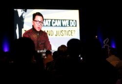 Gambar Direktur Eksekutif Amnesty International Indonesia Usman Hamid tampak di layar dalam diskusi "Bicara Papua" di Jakarta, 2 Juli 2018. (Foto: Reuters)