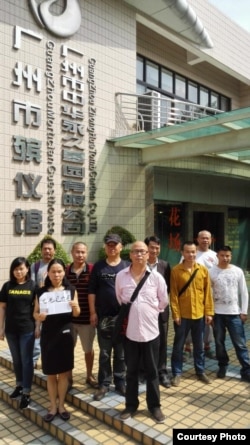 广州公民张六毛妹妹张唯楚在看守所前抗议 (网络图片)