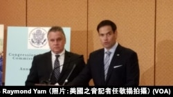 鲁比奥（右）与史密斯2018年10月召开记者会（VOA任敬扬）