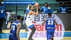 Ivan Almeida, de Cabo Verde, atira ao cesto no jogo ante a RDC, Afrobasktet 2021, Kigali, 26 de Agosto de 2021