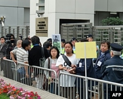 中联办门前的抗议者