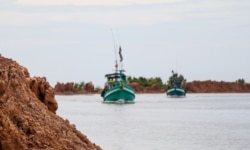 តំបន់ក្នុងស្រុកទឹកឈូ ខេត្តកំពត ដែលត្រូវបានចាក់ដីលុបសមុទ្រ ហើយពលរដ្ឋថា គម្រោងអភិវឌ្ឍមួយនេះបង្កផលប៉ះពាល់ដល់កន្លែងនេសាទរបស់ពួកគេ កាលពីថ្ងៃទី ៣ ខែតុលា ឆ្នាំ ២០២១។ (ស៊ុន ណារិន/វីអូអេ)