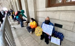 香港社运人士王婆婆（手持标语者）就壹传媒创办人黎智英国安法保释终审上诉案，在终审法院外通宵排队超过16小时，希望进入内庭旁听支持黎智英 （美国之音/汤惠芸）