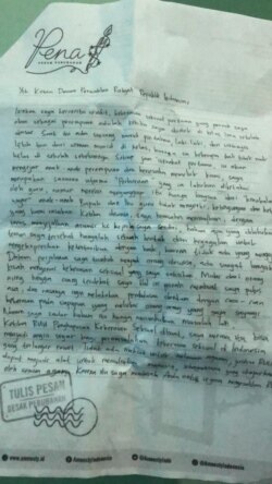 Surat dari masyarakat yang menyuarakan tentang HAM di hari AM internasional dalam kampante "PENA" oleh Amnesty Internasional Indonesia. (Foto: VOA/Ghita)