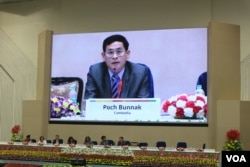 លោក ប៉ូច​ ប៊ុនណាក់​ រដ្ឋលេខាធិការ​ក្រសួង​ផែនការកម្ពុជា កំពុង​ថ្លែងក្នុង​កិច្ច​ពិភាក្សា​មួយ​ស្តីពី «ការ​រួម​សហការគ្នា​ ពីការ​ដែល​គ្រាន់តែនិយាយឲ្យ​ក្លាយទៅជាការពិត» នូវការ​សម្រេច​ឲ្យ​បាន​គោលការណ៍អភិវឌ្ឍន៍​ប្រកប​ដោយ​និរន្តរភាពនៅ​ឆ្នាំ​២០៣០ ​ក្នុងវេទិកា​ស្តីអំពី​សុខភាពមាតា ទារក និងកុមារ ដែល​ប្រព្រឹត្ត​ទៅ​ក្នុង​ទីក្រុង​ញូវ​ដេលី ប្រទេស​ឥណ្ឌា នៅ​ថ្ងៃ​ទី​១២ ខែធ្នូ ឆ្នាំ២០១៨។ (កាន់​ វិច្ឆិកា/VOA)