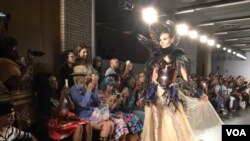 Desainer Melia Wijaya terilhami cerita rakyat tradisional Indonesia menampilkan rancangan dengan detail bulu-bulu burung.