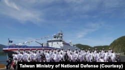 台湾总统蔡英文2021年9月9日在苏澳海军基地主持塔江舰成軍及快速布雷艇交艇仪式时与官兵合影。（台湾国防部网站）