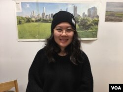 អ្នកនាង Thu Nguyen គឺជាជំនួយការ​ជាន់​ខ្ពស់​ខាង​ទំនាក់ទំនង​នៃ​អង្គការ​ OCA-Asian Pacific American Advocates ដែល​បានចូលរួមរៀបចំព្រឹត្តិការណ៍​បត់​ចាប​ក្រដាស​នៅក្នុង​បណ្ណាល័យRadical Library​ ក្នុង​រដ្ឋធានី​វ៉ាស៊ីនតោន​កាល​ពី​ថ្ងៃ​ទី​១៨​ខែ​វិច្ឆិកា ឆ្នាំ​២០១៨។ (សាយ មុន្នី/VOA)