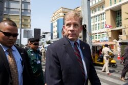 លោក W. Patrick Murphy ឯកអគ្គ​រដ្ឋទូត​សហរដ្ឋអាមេរិក​ប្រចាំកម្ពុជា ចាកចេញ​ពីសវនាការ​លោក​ កឹម សុខា លើ​សំណុំ​រឿង «សន្ទិដ្ឋិភាព​ជាមួយ​បរទេស» នៅ​ថ្ងៃ​ព្រហស្បតិ៍ សប្ដាហ៍​ទី៨​ ទី១២ ខែមីនា ឆ្នាំ២០២០។(ទុំ ម្លិះ/VOA)