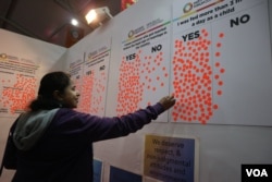 ស្រ្តី​អ្នកចូលរួម​ជាជនជាតិ​ឥណ្ឌាម្នាក់ ​កំពុងបិទ​ក្រដាសពណ៌បង្ហាញ​ពីបទ​ពិសោធន៍​ក្នុងការ​ទទួល​បាន​អាហារ​បី​ពេល​កាលពី​ពេល​នៅ​វ័យ​កុមារ ដែល​ប្រព្រឹត្ត​ទៅ​ក្នុង​ទីក្រុង​ញូវ​ដេលី ប្រទេស​ឥណ្ឌា នៅ​ថ្ងៃ​ទី​១២ ខែធ្នូ ឆ្នាំ២០១៨។ (កាន់​ វិច្ឆិកា/VOA)