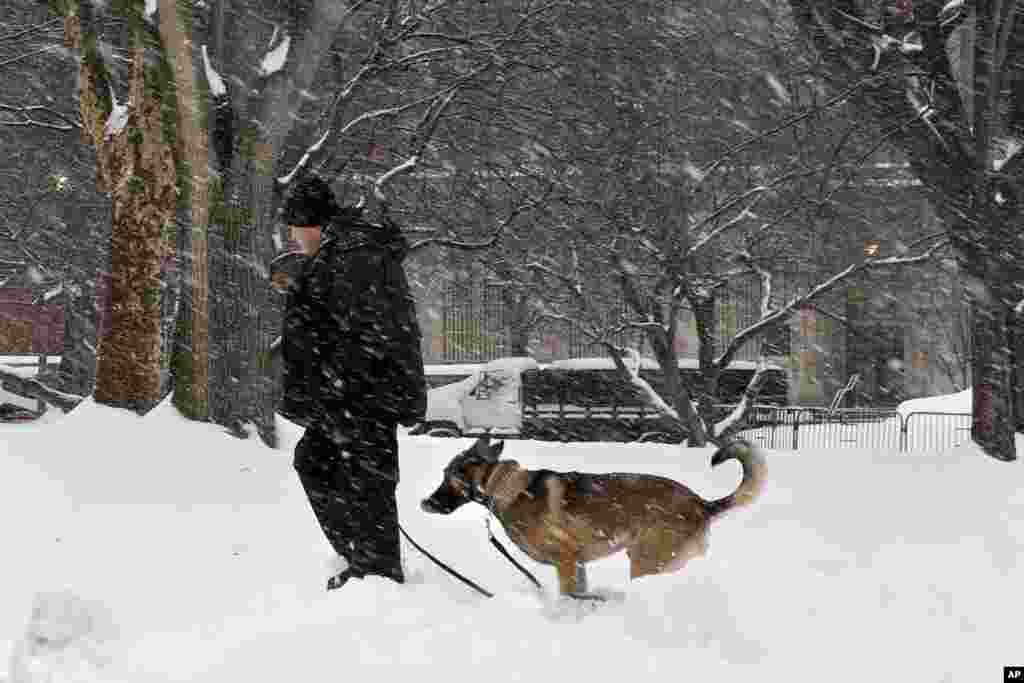 Nhân viên mật vụ Mỹ tuần tra an ninh trong trời tuyết tại Công viên Lafayette đối diện với Tòa Bạch Ốc ở Washington, ngày 13/2/2014.