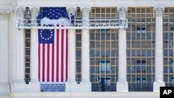 Прапор Бетсі Росс на Капітолії США, один із історичних ранніх варіантів прапору США. 13 зірок на прапорі позначають 13 колоній, які воювали за незалежність США