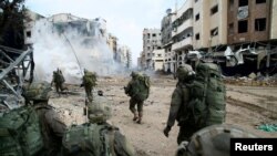 Tentara Israel beroperasi di Jalur Gaza, 18 Desember 2023. (Foto: Pasukan Pertahanan Israel via REUTERS)