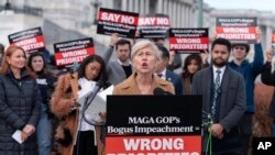 Članica Predstavničkog doma Debora Ros govori na konferenciji za novinare o istrazi o opozivu predsednika Bajdena, 13. decembra 2023.