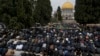 Umat ​​Muslim sedang melaksanakan salat Jumat di kompleks Masjid Al-Aqsa di Kota Tua Yerusalem selama bulan suci Ramadan, 7 Maret 2025. (Foto: Mahmoud Illean/AP Photo)