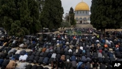 Umat ​​Muslim sedang melaksanakan salat Jumat di kompleks Masjid Al-Aqsa di Kota Tua Yerusalem selama bulan suci Ramadan, 7 Maret 2025. (Foto: Mahmoud Illean/AP Photo)