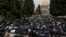 Umat ​​Muslim sedang melaksanakan salat Jumat di kompleks Masjid Al-Aqsa di Kota Tua Yerusalem selama bulan suci Ramadan, 7 Maret 2025. (Foto: Mahmoud Illean/AP Photo)