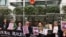香港团体在中联办前抗议中国打压维权律师