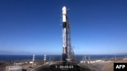 资料照片: 2023年12月1日SpaceX猎鹰9号火箭在加利福尼亚州范登堡空军基地为韩国发射“朝鲜425”侦察卫星