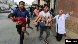Sejumlah warga Palestina membawa anak-anak yang terluka akibat serangan Israel ke Rumah Sakit Nasser di Khan Younis, pada 22 Juli 2024. (Foto: Reuters/Hatem Khaled)